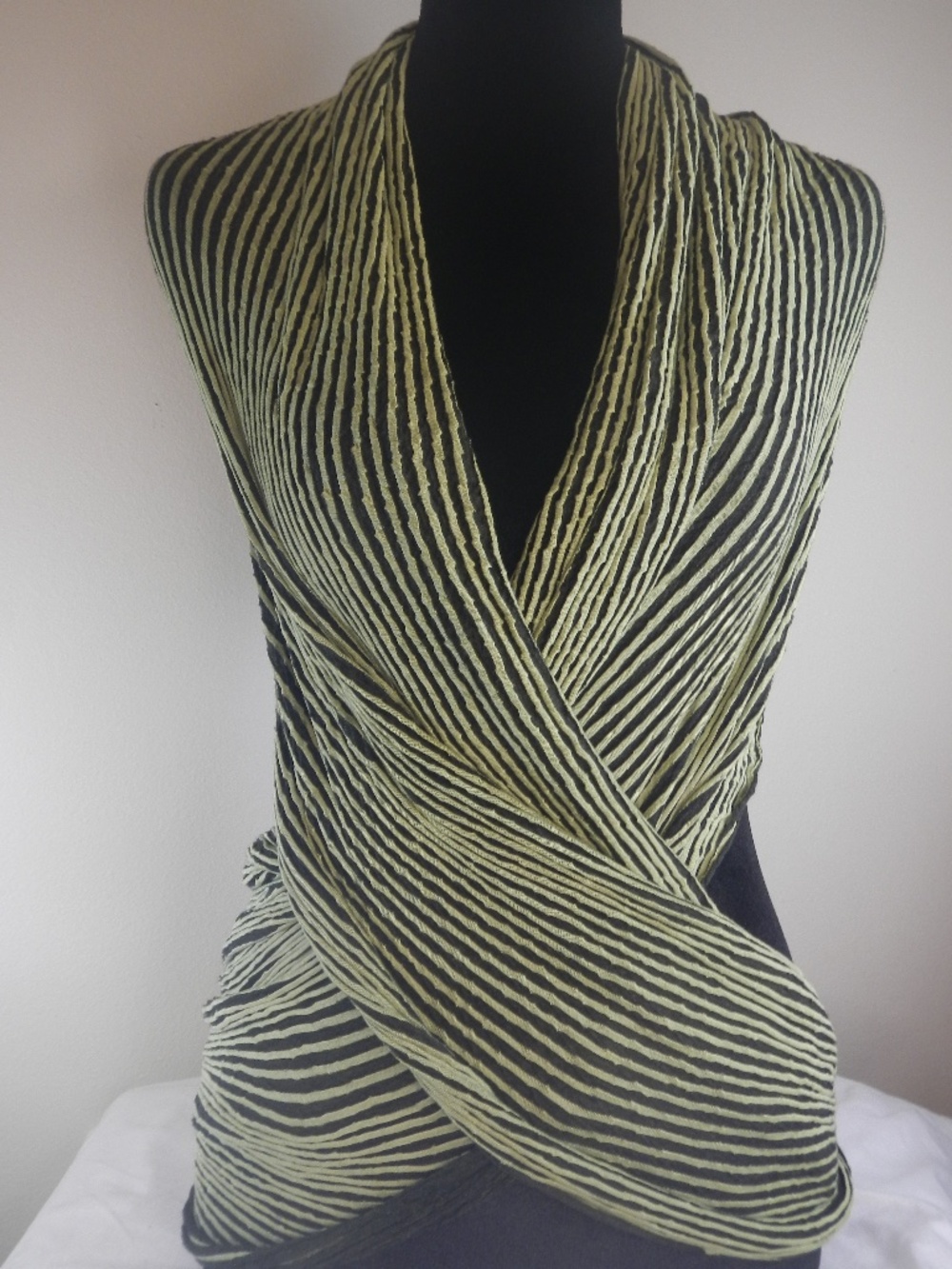Worth Infinity Scarf Green Black Textured Lightweight Loop